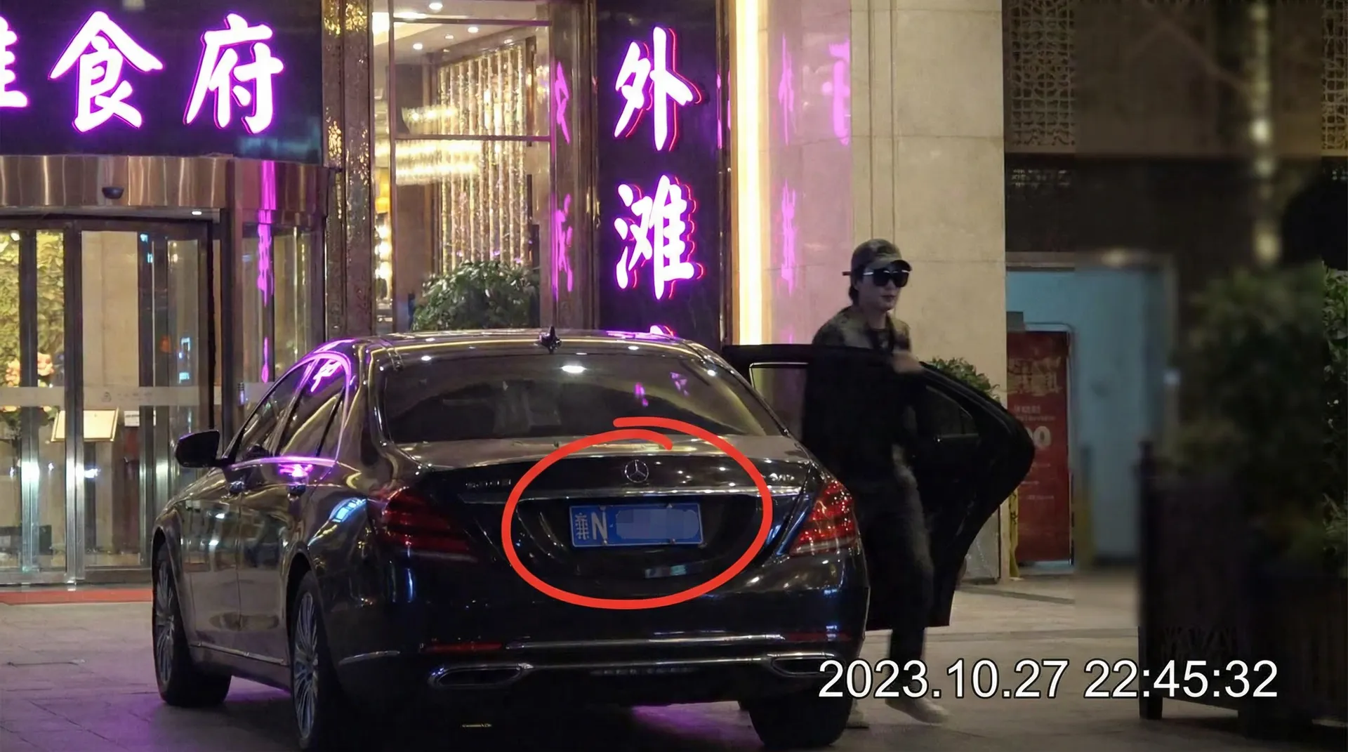 博鱼体育综合网站娱乐 - 豪车餐厅外偷拍